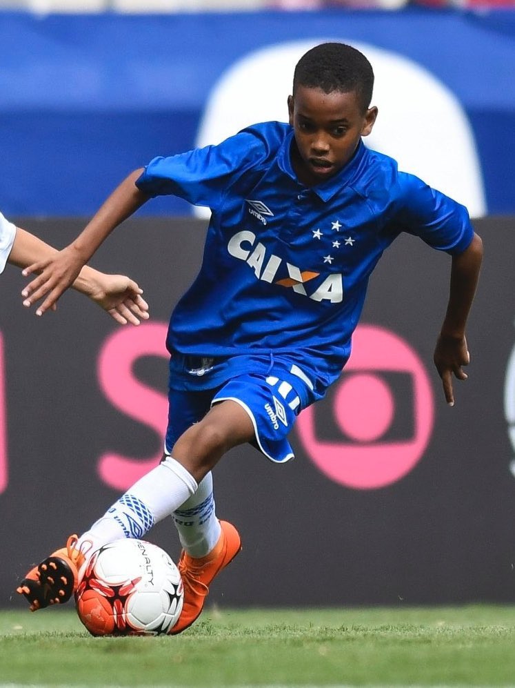 EstevaoWorld's tweet image. 🚨- معلومة 

هذا كان شكل استيفاو عندما حقق برشلونة اخر لقب اوروبي .