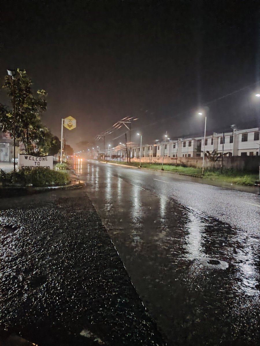 thirdygoodboy's tweet image. Okay wala jacket, wala balon tsinelas, naka puti sapatos. Ti sampat gid. Mayo lang may payong. 😁