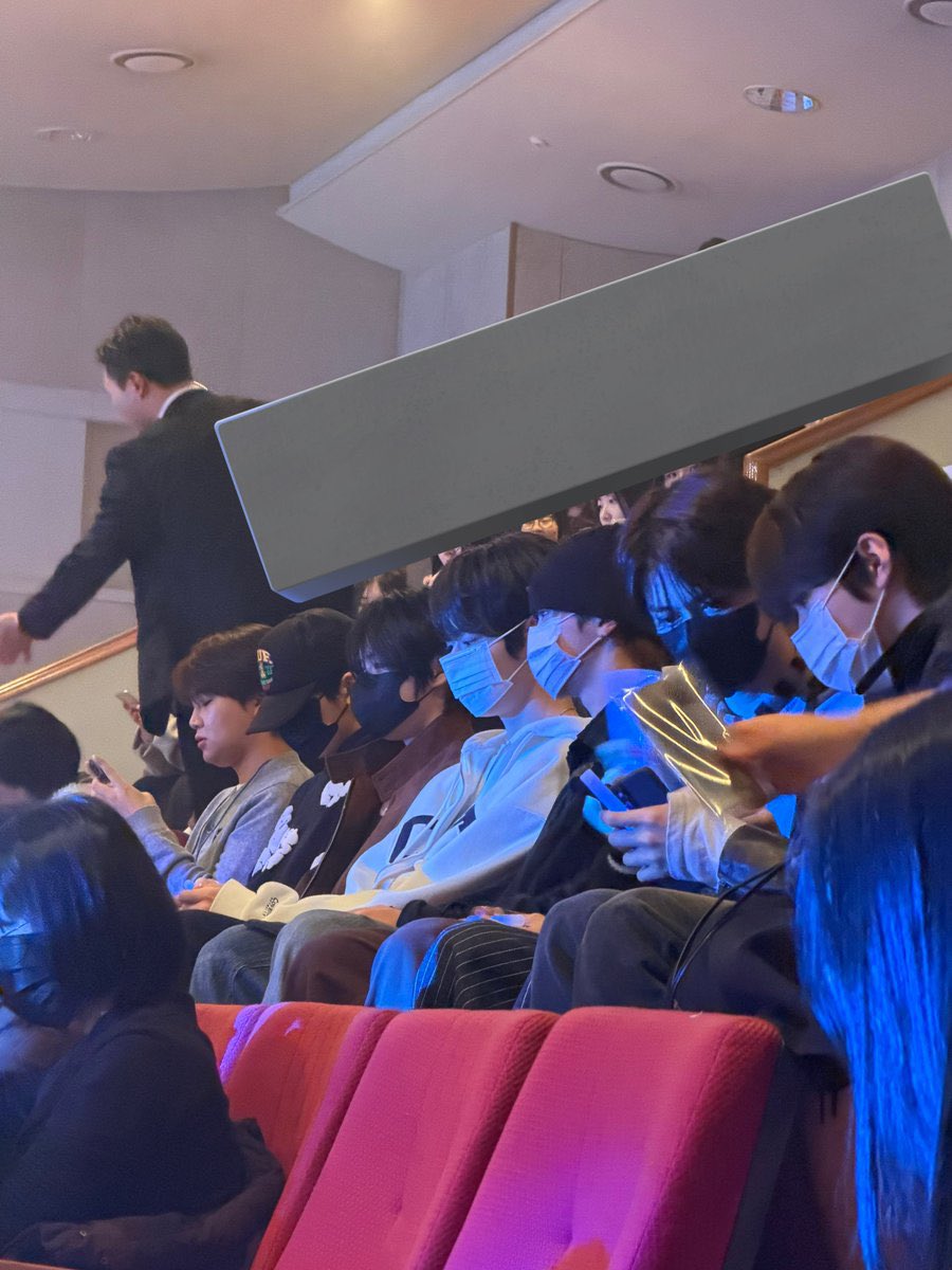 hzzzzzxxx_'s tweet image. 비공연생인지 뭔지 잘 모르겠지만 자리에 한 분 더 계셨었는데 인영 10개인 거 보니까 인더엑스 10인조인듯!

#인코드 #INTHE_X #인더엑스
#INTHE_X_project #인더엑스프로젝트