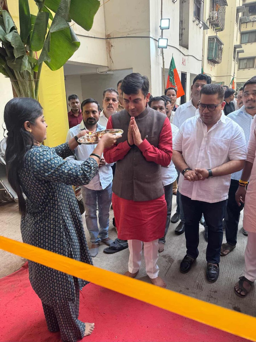 pawantripathi_'s tweet image. काल वांद्रे पूर्व येथील सरकारी वसाहतीमध्ये आमच्या पक्षाचे पदाधिकारी श्री. प्रविण अर्जुन घाडगे यांच्या पुढाकाराने करण्यात आलेल्या लादीकरण व सुशोभीकरण कामाचे उद्घाटन केले 

या प्रसंगी माझ्या समवेत
माजी नगरसेवक श्री महेश पारकर,
श्री रुपेश मालुसरे,
श्री लक्ष्मण दुबे,
तसेच सरकारी…