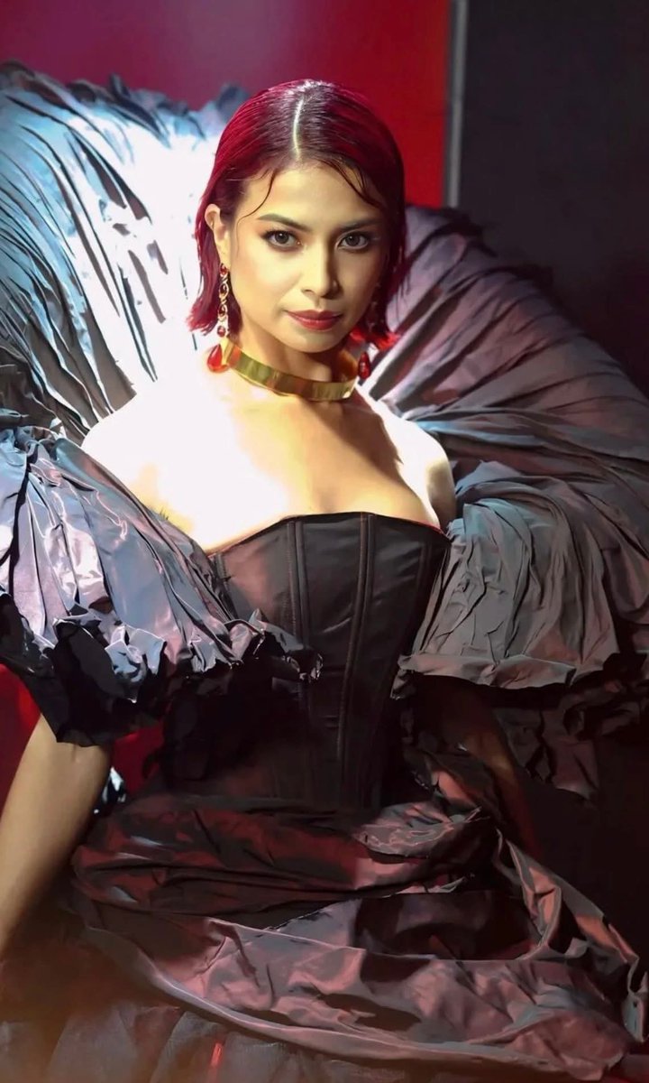 Calcifxrr's tweet image. Hara Pirena’s Balaak Edition? The gown, makeup, her aura and that pailalim na tingin na para bang nangungusap. Our ukay-ukay icon AND fashionable queen — all in one! 😭❤️

Tanakreshna, When ka ba kasi makakalaya? 

pctto
@glaizaredux