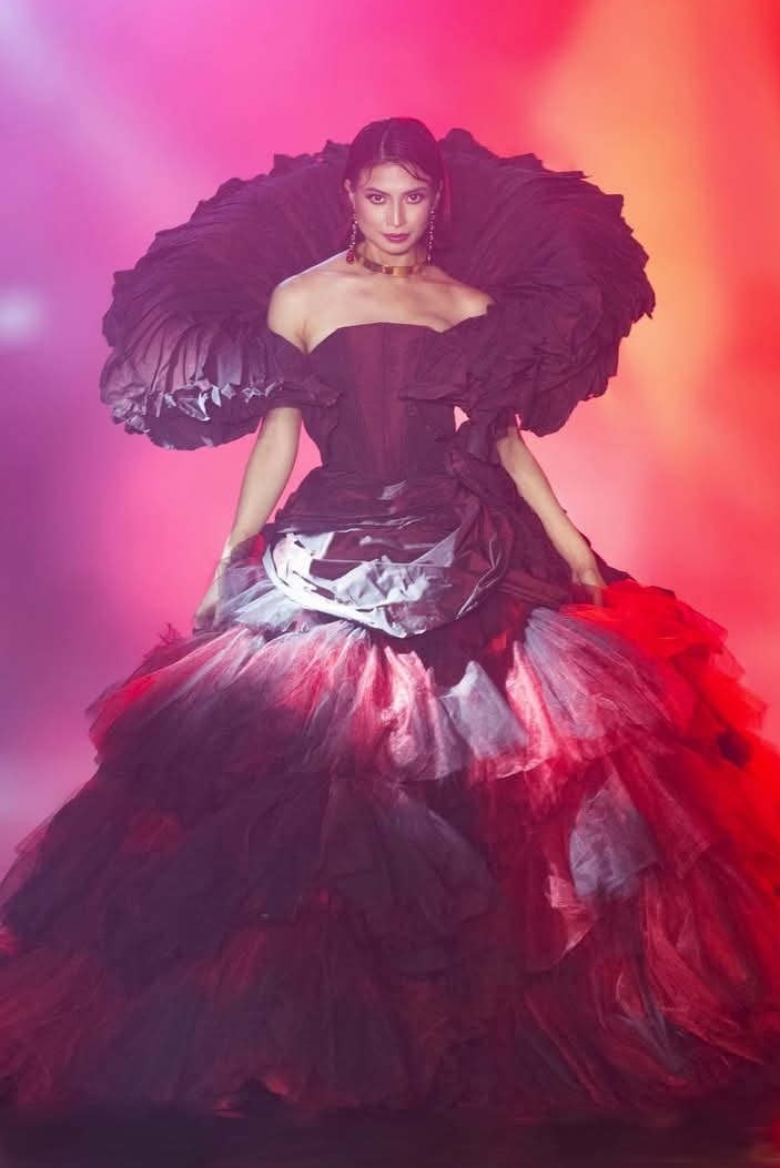 Calcifxrr's tweet image. Hara Pirena’s Balaak Edition? The gown, makeup, her aura and that pailalim na tingin na para bang nangungusap. Our ukay-ukay icon AND fashionable queen — all in one! 😭❤️

Tanakreshna, When ka ba kasi makakalaya? 

pctto
@glaizaredux