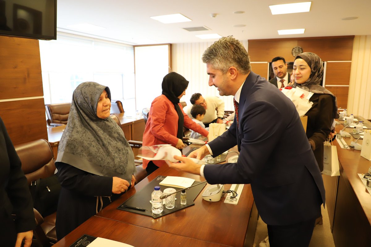 24 Kasım Öğretmenler Günü'nde; vatanımız için canlarını feda eden şehit öğretmenlerimizin yakınları, gazi öğretmenlerimiz ve yakınları ile Bakanlığımızda bir araya geldik. 

Kahramanlarımızın aziz hatıralarını yaşatmak ve fedakârlıklarını anmak bizim için en büyük vefa borcudur.