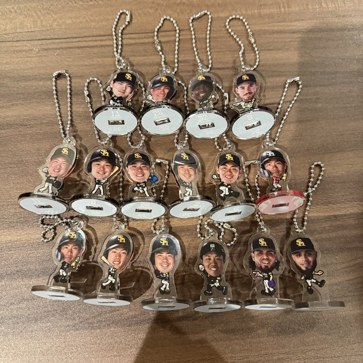 アクリルキーホルダー

下記画像の選手と勇ちゃんを交換してくださる方いませんか😭😭😭

 #若鷹ガチャ