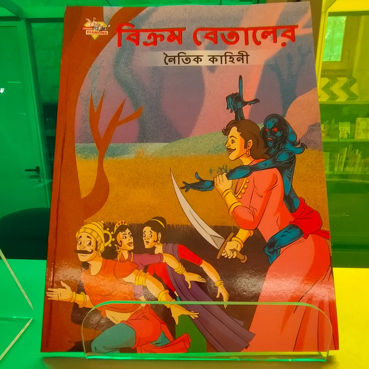 TotRaval's tweet image. 📚Agraïm a @AbacusCoop la donació de llibres infantils en hindi, urdú i anglès per la zona infantil de la Biblioteca Sant Pau – Santa Creu! Aquesta aportació ens enriqueix, visibilitza la diversitat lingüística del #Raval i ajuda a enfortir vincles amb les famílies del barri.💛🌍