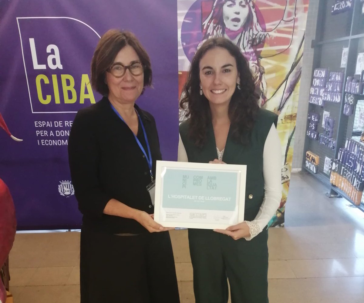 🟣 <a href="/LHAjuntament/">Ajuntament de L'Hospitalet</a> renova el seu compromís amb la #Igualtat. 

👥 La presidenta de Forgender Seal <a href="/maciasmarta/">Macius</a>, va lliurar la certificació #SGCITY5050 de la renovació a <a href="/lauragmanota/">Laura García Manota</a>, tinenta d’alcaldia de l’Àrea de Drets Socials al V Fòrum de Muncipis Compromesos amb la Igualtat.