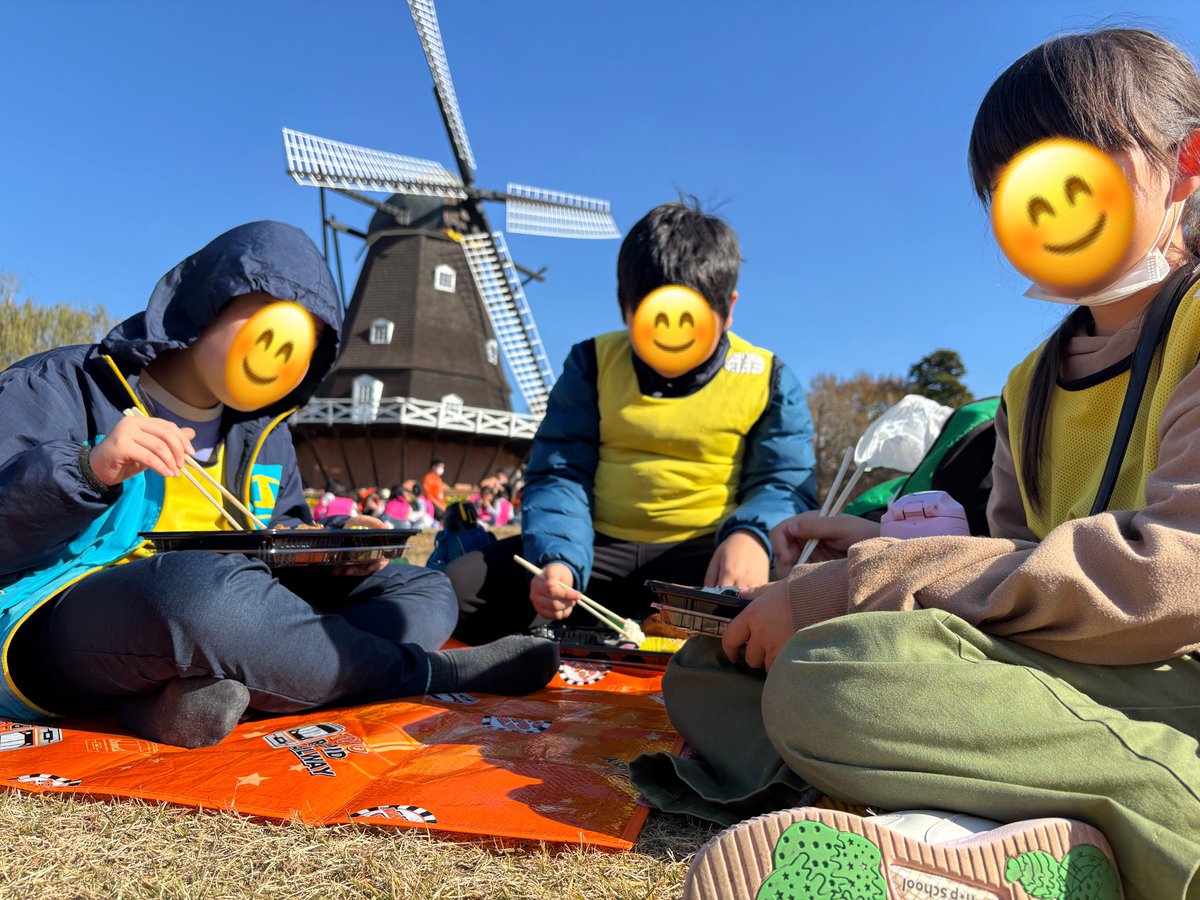 firstscene_fsgn's tweet photo. ～ファーストシーンドリームイベント⭐アンデルセン公園遠足⭐～

イベントといえばお昼ご飯タイムも楽しみの一つ☝️✨アンデルセン公園のシンボル風車の前で、先生や友達と一緒にお腹を満たします😋青空の下で食べるご飯のなんとおいしいこと！！子ども達にこんな経験をたくさんさせたいなと思います！ https://t.co/qqE7yQaZtv