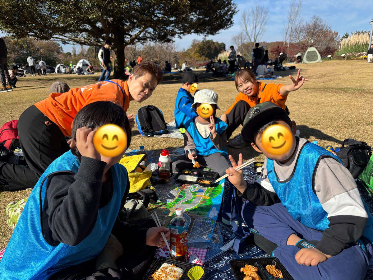 firstscene_fsgn's tweet photo. ～ファーストシーンドリームイベント⭐アンデルセン公園遠足⭐～

イベントといえばお昼ご飯タイムも楽しみの一つ☝️✨アンデルセン公園のシンボル風車の前で、先生や友達と一緒にお腹を満たします😋青空の下で食べるご飯のなんとおいしいこと！！子ども達にこんな経験をたくさんさせたいなと思います！ https://t.co/qqE7yQaZtv