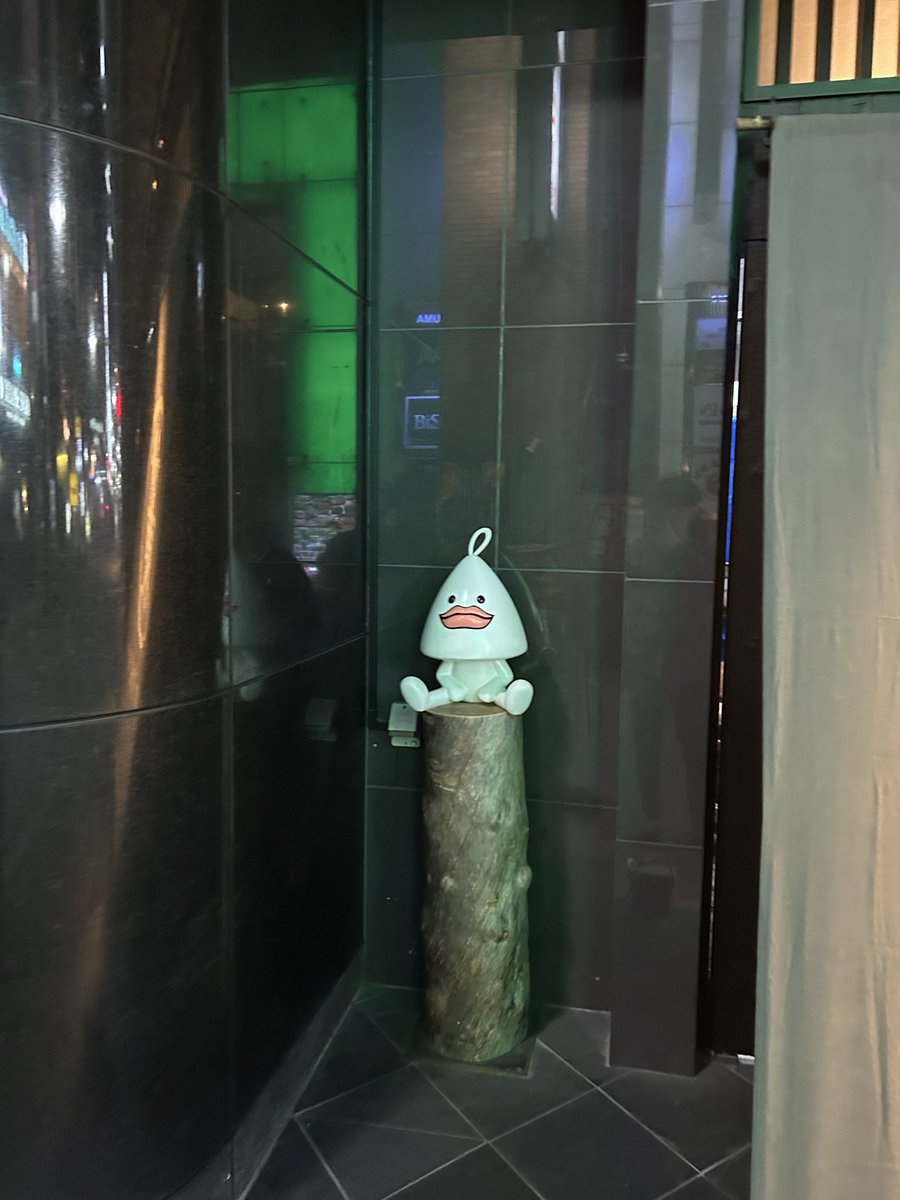 Sauna_Guide's tweet image. サウナ東京で1日まったり堪能してきました🙄💦
サウナ室は「手酌蒸気」「瞑想」「蒸気乱舞」など種類が豊富で、どれも熱と香りが最高🧖🔥
アウフグースは毎時間行われて大人気！開始前から静かな場所取りバトルが始まるほど🤣

サ飯も本格ラーメン級で大満足🍜🤤…