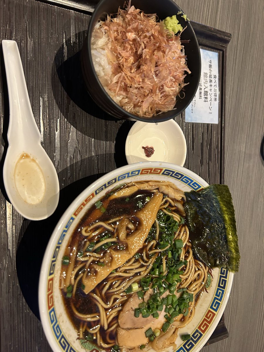 Sauna_Guide's tweet image. サウナ東京で1日まったり堪能してきました🙄💦
サウナ室は「手酌蒸気」「瞑想」「蒸気乱舞」など種類が豊富で、どれも熱と香りが最高🧖🔥
アウフグースは毎時間行われて大人気！開始前から静かな場所取りバトルが始まるほど🤣

サ飯も本格ラーメン級で大満足🍜🤤…