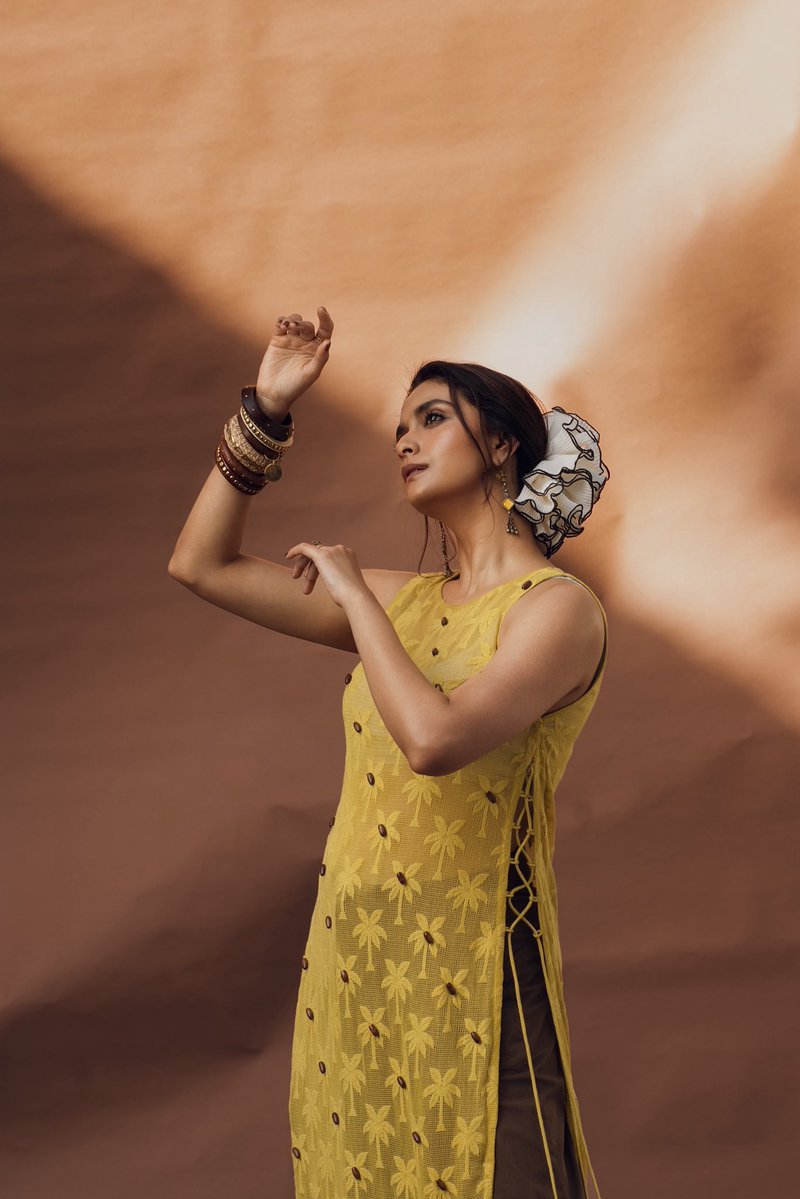 KeerthyOfficial's tweet image. Rita Sun-daying on a Monday 🌻🤭

#RevolverRitaPromotions