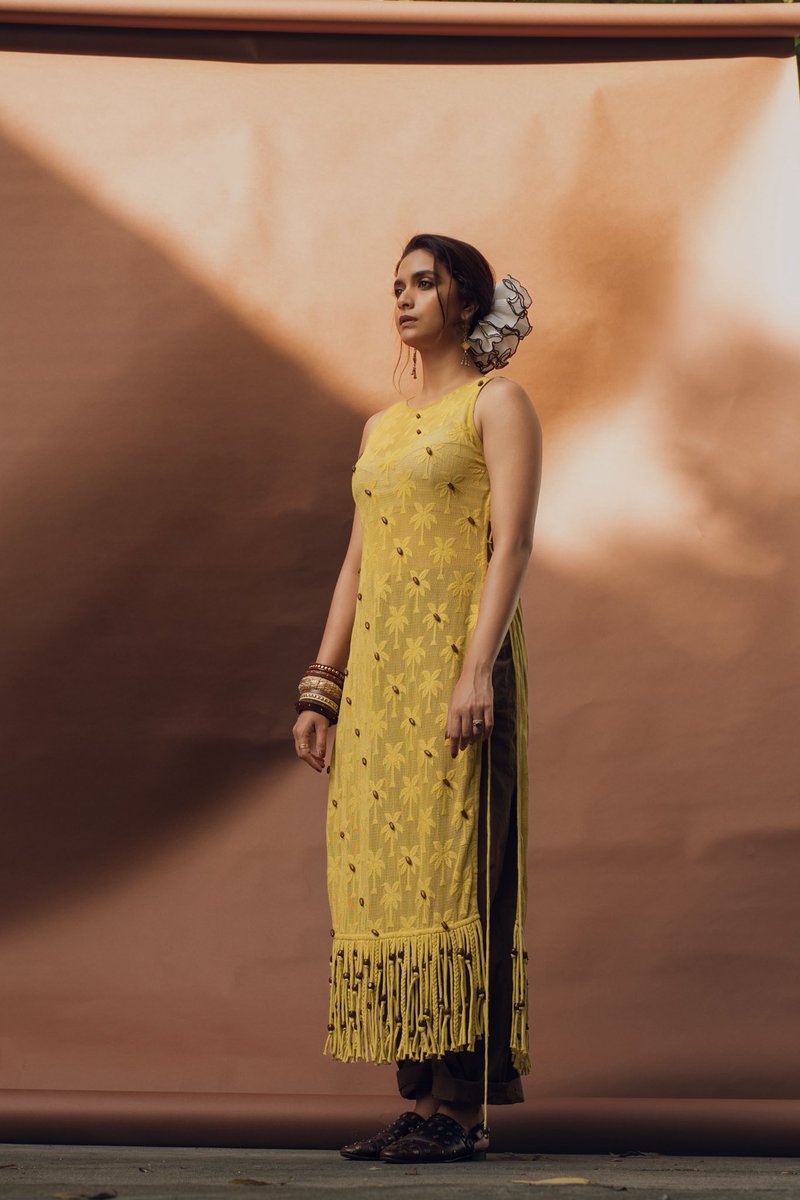 KeerthyOfficial's tweet image. Rita Sun-daying on a Monday 🌻🤭

#RevolverRitaPromotions