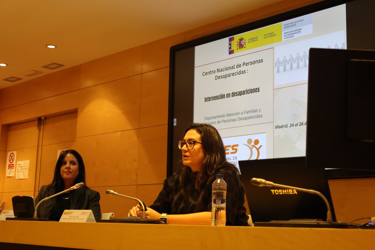 cndes_oficial's tweet image. La Directora del @cndes_oficial  inaugura el 🧑‍🏫I Curso intervención en desapariciones▶️#formacion dirigida a funcionarios policiales👮‍♂️adscritos a Unidades de #FFCCS en materia de #personasdesaparecidas atendiendo las demandas de las víctimas indirectas de este fenómeno social👥