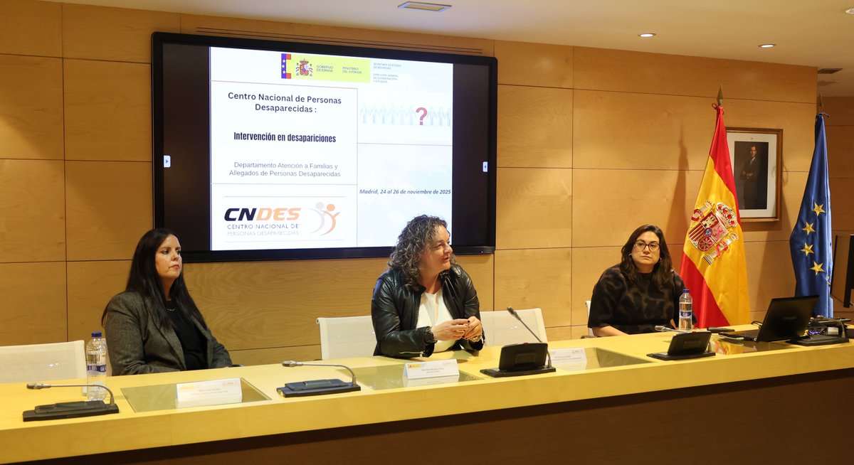 cndes_oficial's tweet image. La Directora del @cndes_oficial  inaugura el 🧑‍🏫I Curso intervención en desapariciones▶️#formacion dirigida a funcionarios policiales👮‍♂️adscritos a Unidades de #FFCCS en materia de #personasdesaparecidas atendiendo las demandas de las víctimas indirectas de este fenómeno social👥