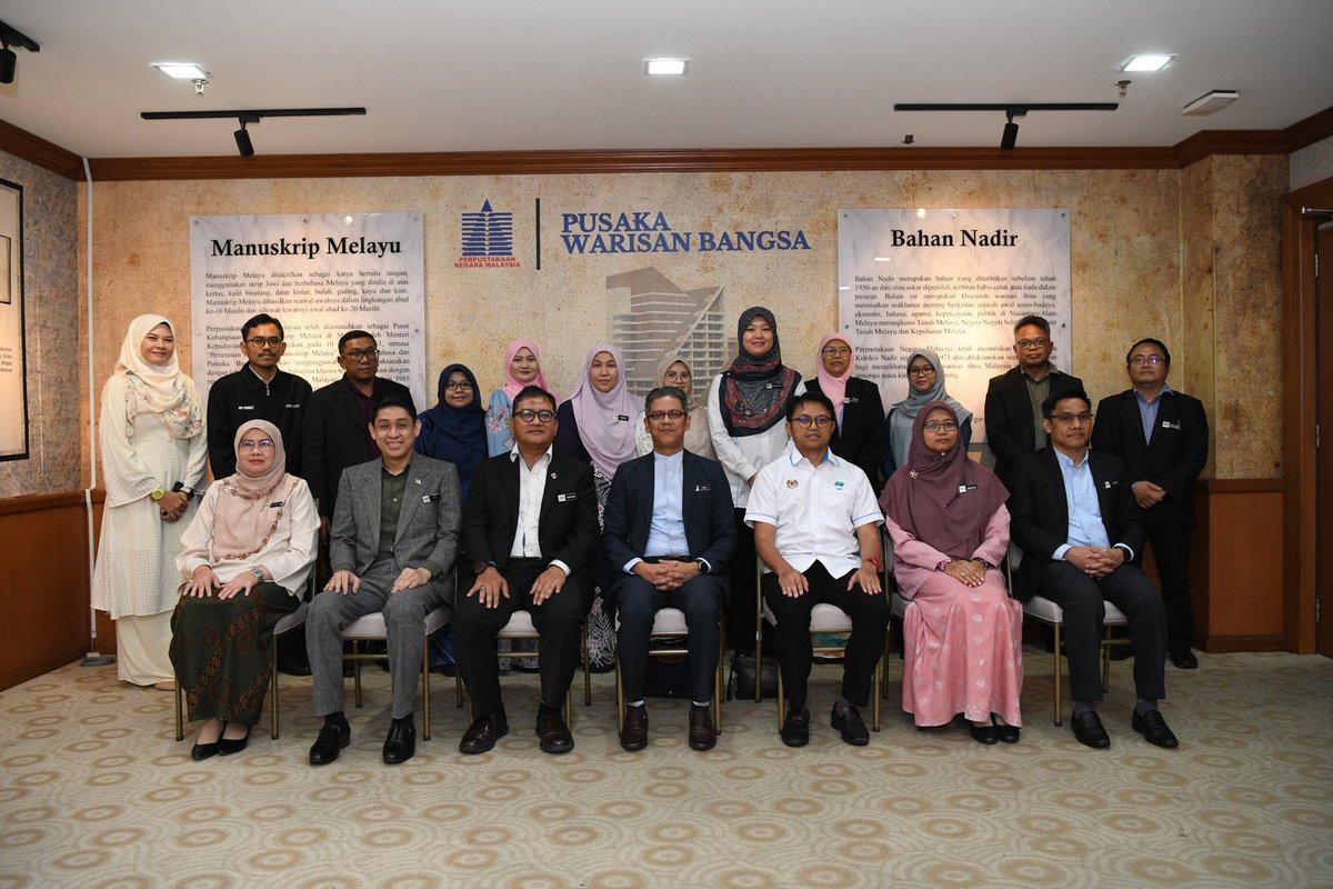 24 November 2025 - YBrs. Tuan Edy Irwan bin Zulkafli, Ketua Pengarah Perpustakaan Negara Malaysia (PNM) telah menerima kunjungan hormat daripada YBrs. Ir. Hanizan bin Deraman, Pengarah Kanan (Sektor Pengurusan), Jabatan Pengairan dan Saliran (JPS) Malaysia.

#PNM
#MalaysiaMADANI