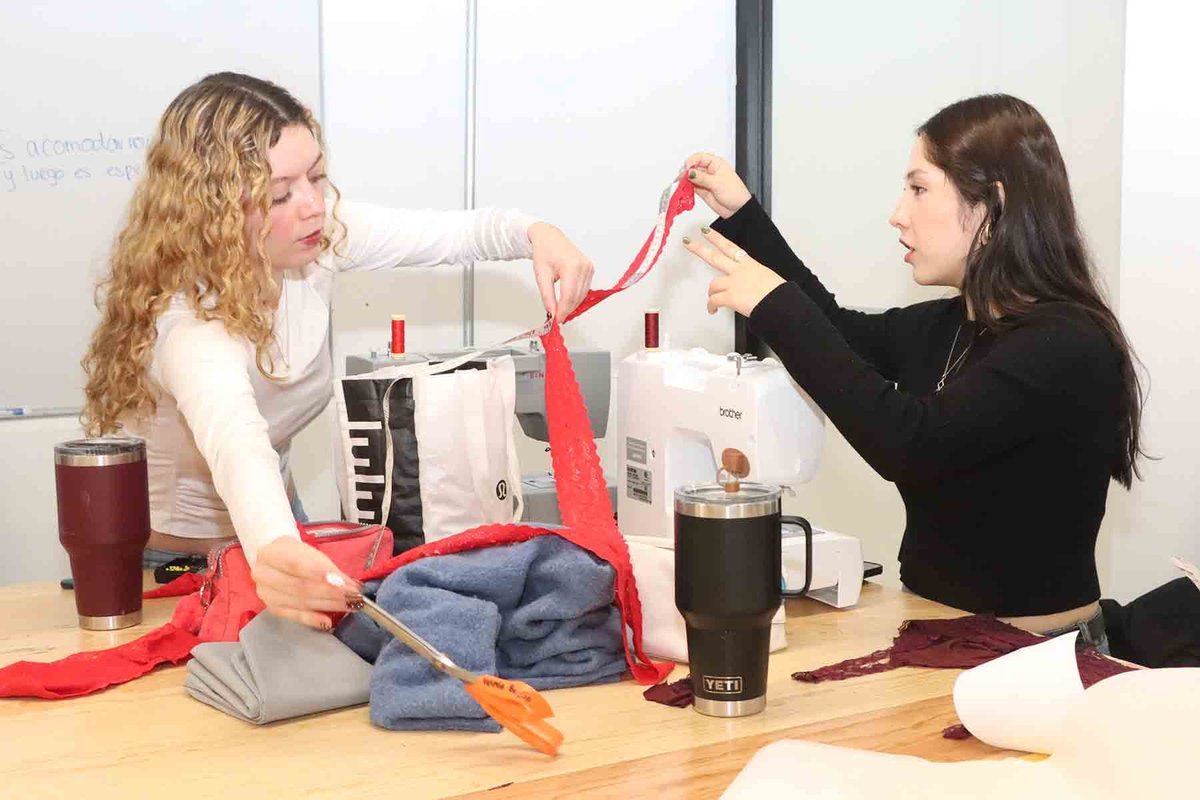 STEinforma's tweet image. Atelier de Modas #UAG, un espacio integral para la formación profesional del diseño wp.me/p6Zyu6-1E6m

Con el apoyo de maquinaria industrial y asesoría especializada, los futuros diseñadores de modas transforman sus ideas en proyectos reales de confección y producción