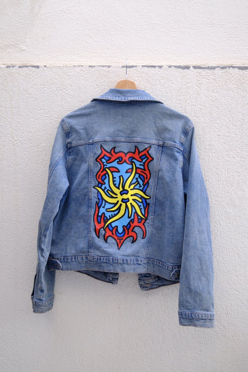 ClaibenArt's tweet image. I recently painted this custom denim jacket. I’m especially pleased with how the design and colors came together. There’s something uniquely rewarding about turning a concept into a wearable piece of art. #wearableart #paintedjacket