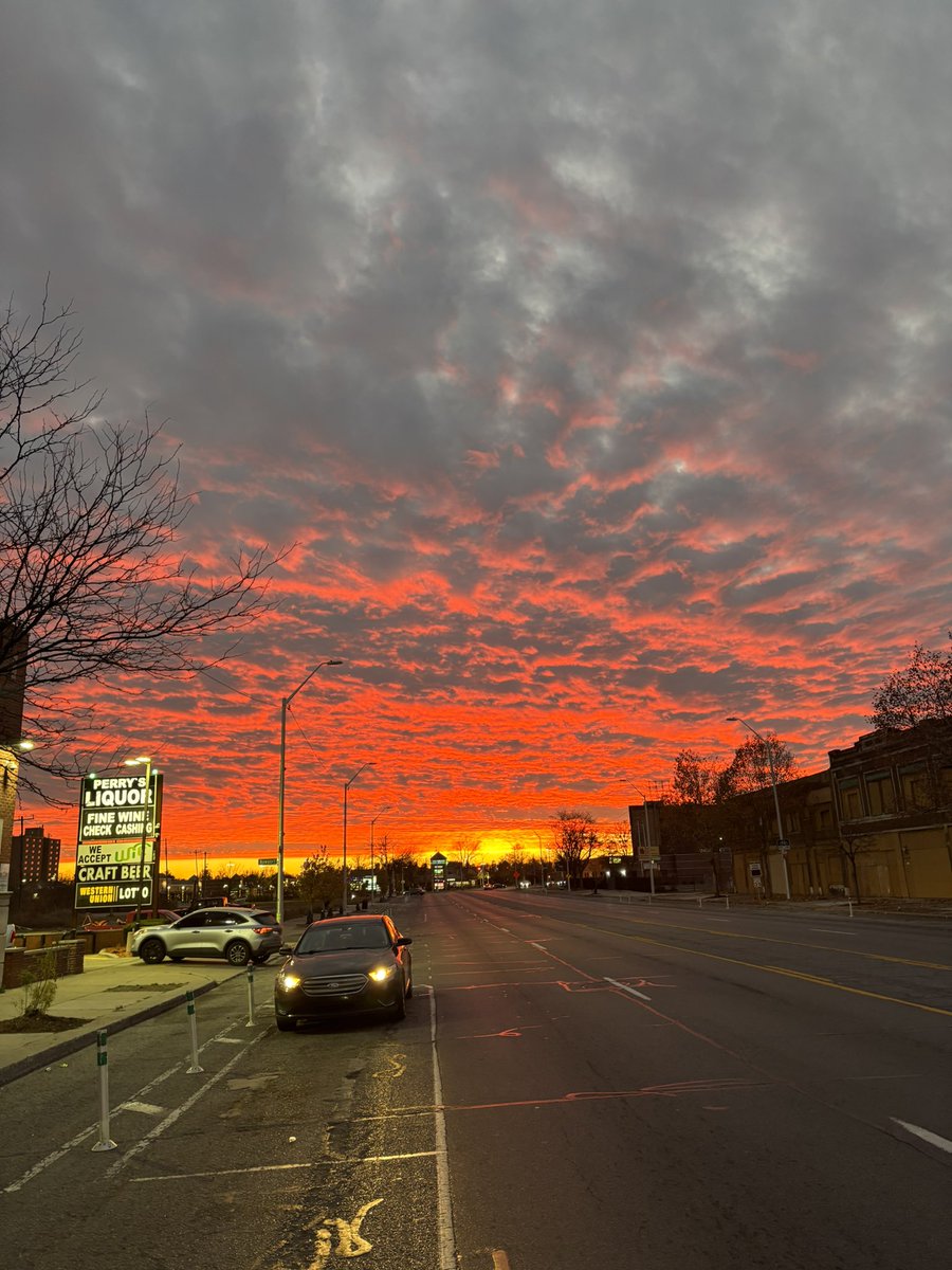 To all who celebrate - happy victory Monday! Took this pic as I came out the liquor store last night after the game. Needed a few porch blunts to calm the nerves. 

I love y’all. Enjoy today then it’s on to that team from wisconsin. #OnePride