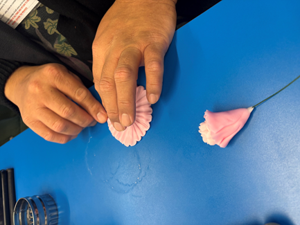 alstonprimaryb9's tweet image. Every Monday, parents in our cake decorating class learn new icing skills. This weeks highlight: crafting beautiful carnations flowers from icing. Such fun, creative boost for wellbeing and confidence. #CakeDecorating #Parentwellbeing #Creativeskills