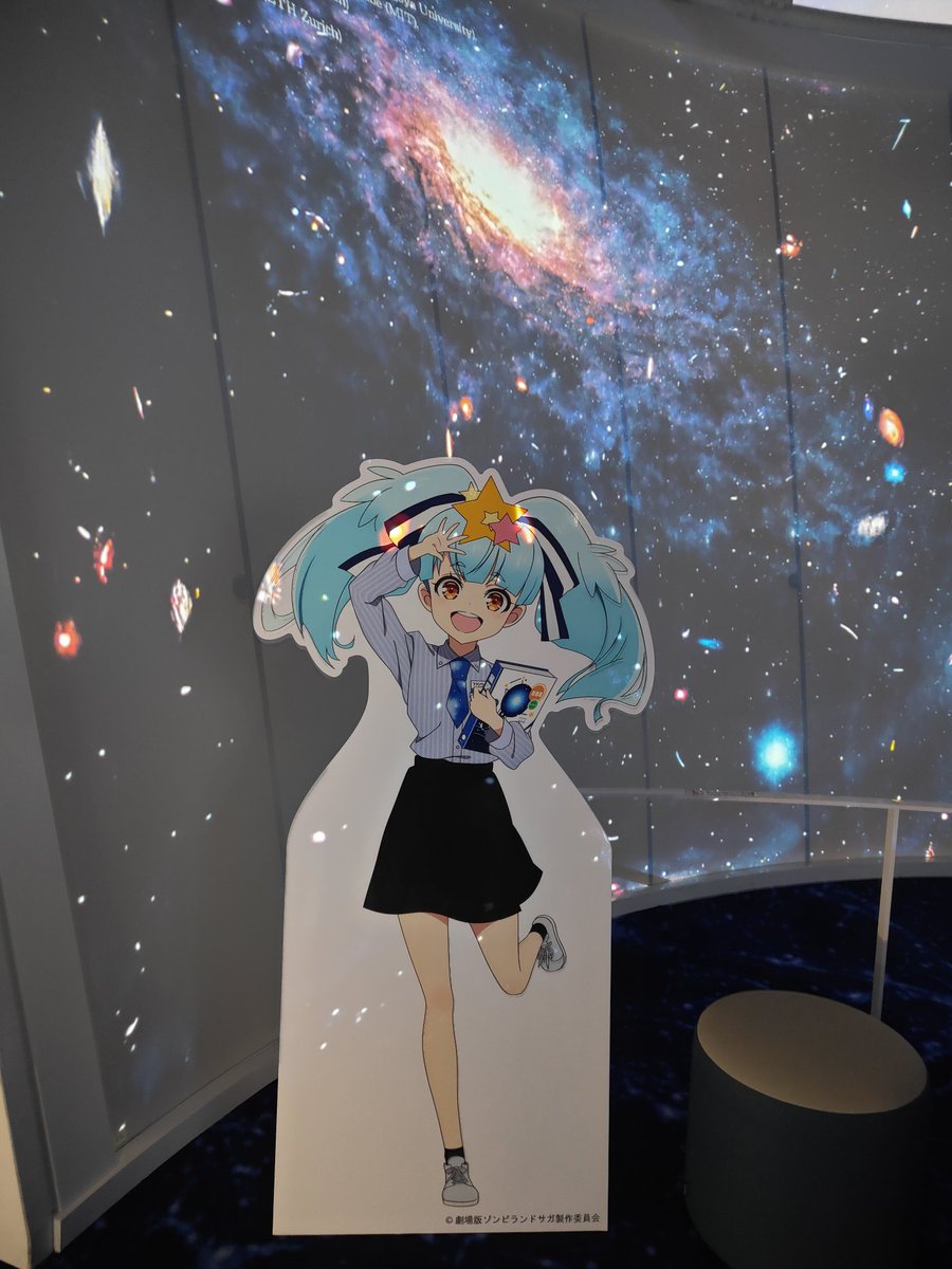 衣装展示が最終日ということで友人と行ってきました！細部まで丁寧に作られていて普通に感動しました！相変わらずゾンサガ最高👍
タイミングよくスタートゥインクルが来てより神々しい🌟リリィちゃんの写真が撮れました！
新しい映画の特典も貰いに来週見に行くぞ！