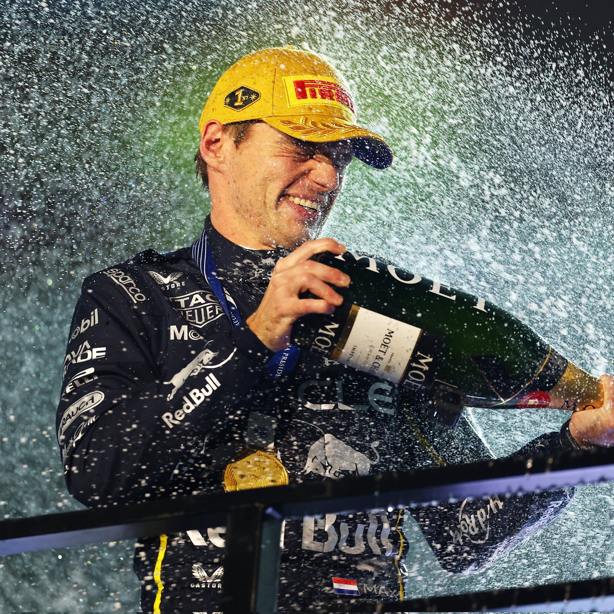 Os acordáis cuando en 2022 y 2023 nos aburriamos de ver a este tío ganar sin parar? Hasta cierto punto le empezamos a coger tirria por lo implacable que era.

Ahora el cuento es totalmente distinto, ahora necesitamos carrera tras carrera que Max gane con un coche que no es el