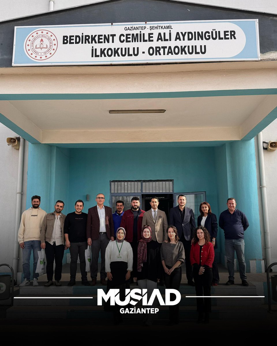 MUSIADGaziantep's tweet photo. Fedakârlık ve emekleriyle nesillere ışık olan tüm öğretmenlerimizin 24 Kasım Öğretmenler Günü’nü yürekten kutluyoruz.

Bu anlamlı gün vesilesiyle, yönetim kurulu üyelerimiz Cemile Ali Aydıngüler İlkokulu ve Ortaokulu’nu ziyaret ederek kıymetli öğretmenlerimizin gününü tebrik etti.

Eğitime katkı sunan tüm öğretmenlerimize şükranlarımızı sunar, görevlerinde başarı ve kolaylıklar dileriz.

@BurhanOzdemirTR, @OzdurduFurkan, @MUSIAD