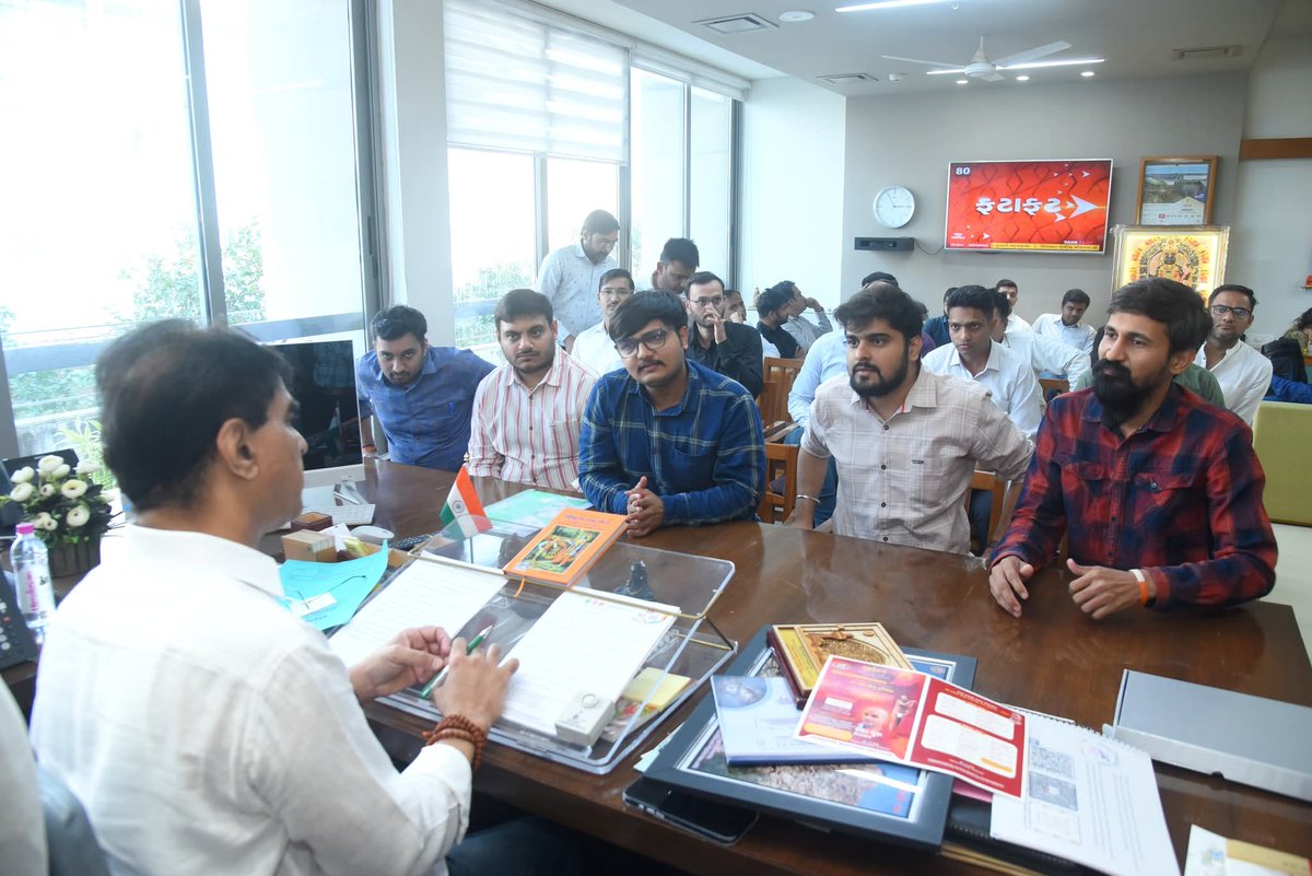 prafulpbjp's tweet image. &quot;જનકલ્યાણ અને જનહિત સર્વોપરી&quot;

આજરોજ સ્વર્ણિમ સંકુલ-૨, ગાંધીનગર ખાતે દિવસભર વિવિધ વિસ્તારોમાંથી આવેલ નાગરિકોની રજૂઆત સાંભળી; તેમના પ્રશ્નોના યથાયોગ્ય નિવારણ માટે સંબંધિત અધિકારીને જરૂરી સૂચના આપી.