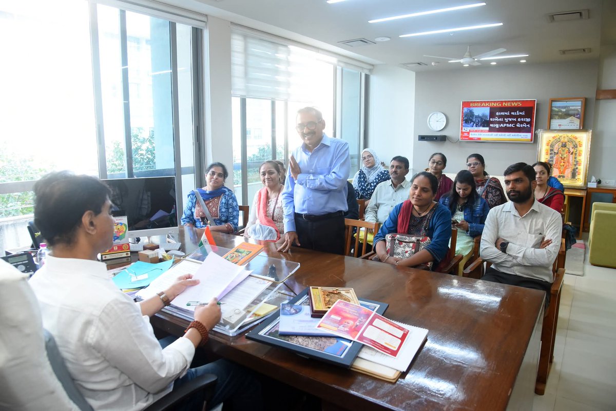 prafulpbjp's tweet image. &quot;જનકલ્યાણ અને જનહિત સર્વોપરી&quot;

આજરોજ સ્વર્ણિમ સંકુલ-૨, ગાંધીનગર ખાતે દિવસભર વિવિધ વિસ્તારોમાંથી આવેલ નાગરિકોની રજૂઆત સાંભળી; તેમના પ્રશ્નોના યથાયોગ્ય નિવારણ માટે સંબંધિત અધિકારીને જરૂરી સૂચના આપી.