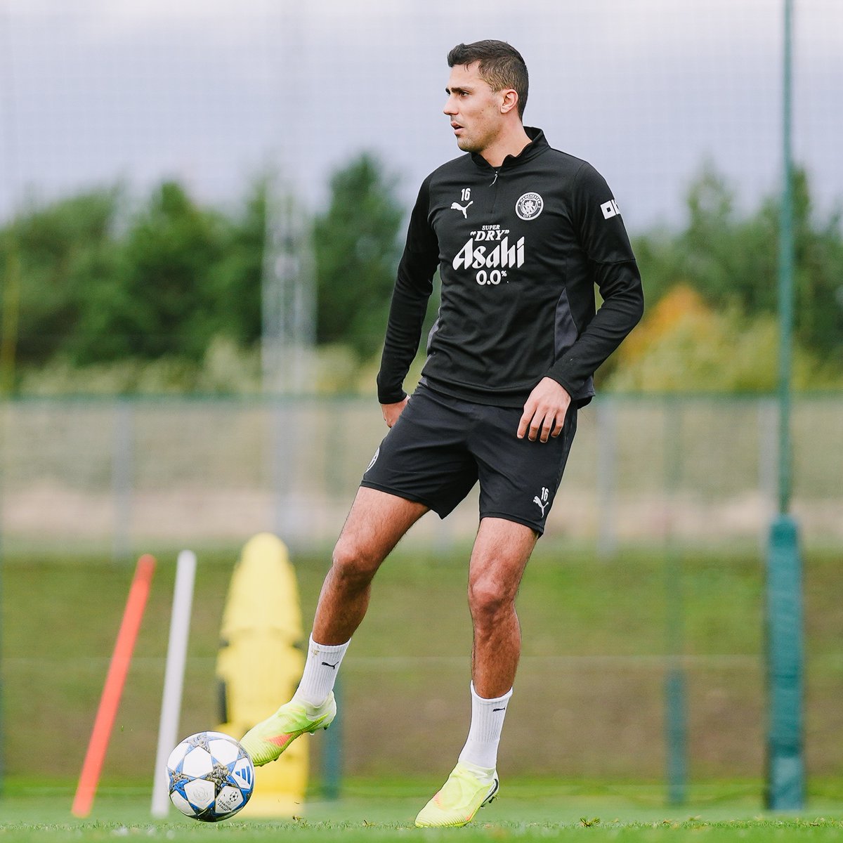 ManCity's tweet image. PEP 💬 (Injury updates)

(Mateo Kovacic) Not for tomorrow.

(Rodri) Not long. Not sure but not long. In the process and timing on when he will be back. We will wait a little more to make sure he is fine.