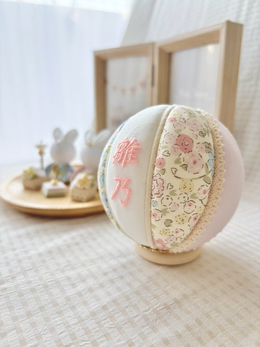 手鞠作家さんと
限定コラボ作品を作りました🌸

同じ布で仕立てた、小さな世界。
名前と誕生日も入れられるので、
節句の記念にもぴったり🧡

29日のマクハリハンドメイドフェスタ
（さ45）で先行予約はじまります✨