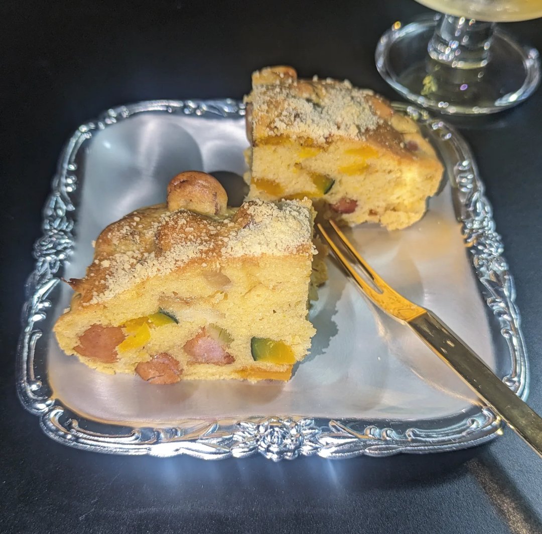 daturaaaaa's tweet photo. 作ってみたかったケークサレ
カボチャと玉ねぎとウィンナー入ってる。
萌え断さがしたらめちゃカボチャの断あった https://t.co/zazBFWIg6R