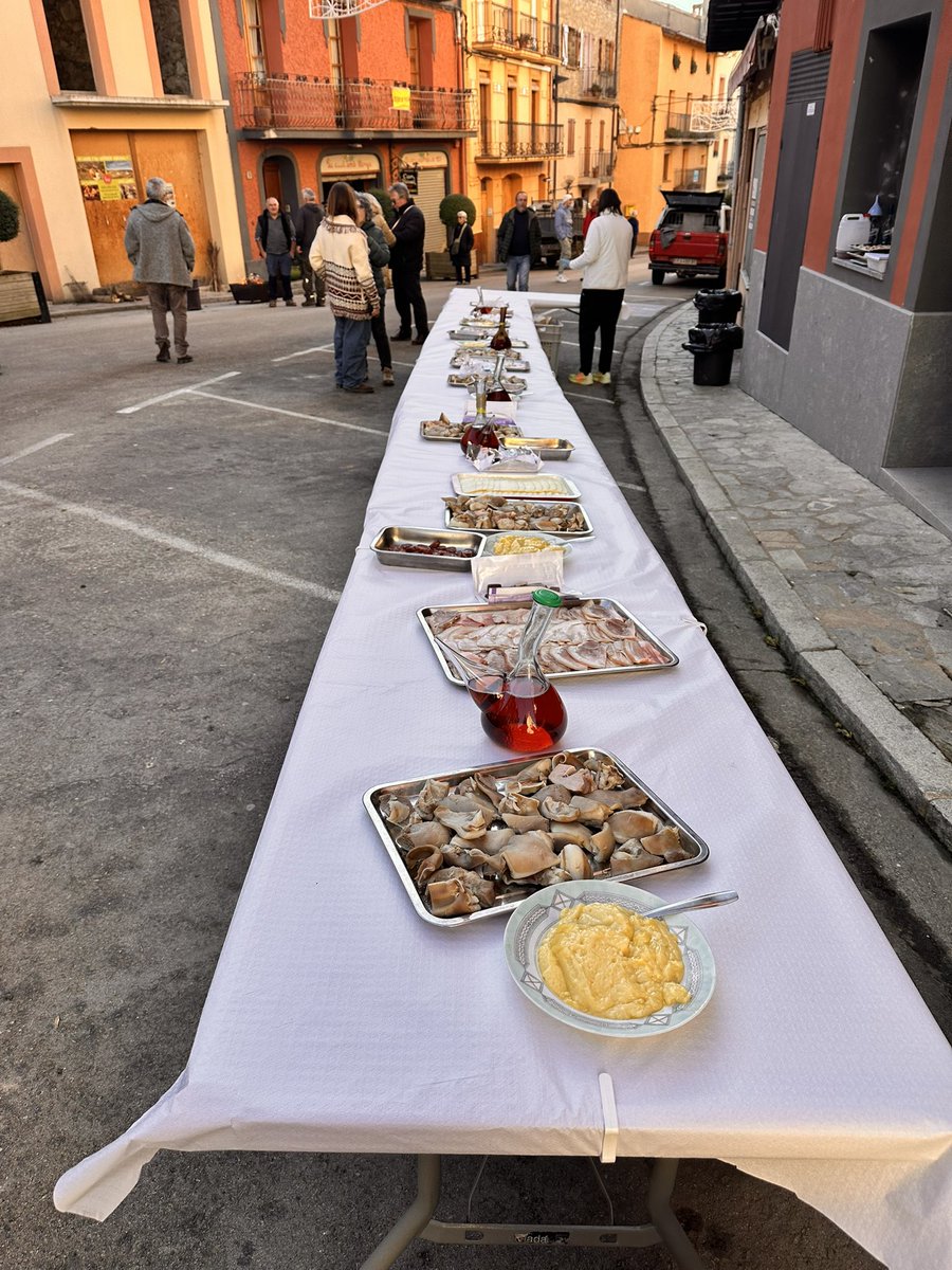 Esmorzar amb productes de la matança del porc! Encetem l’últim dia de la festa major amb un bon esmorzar!