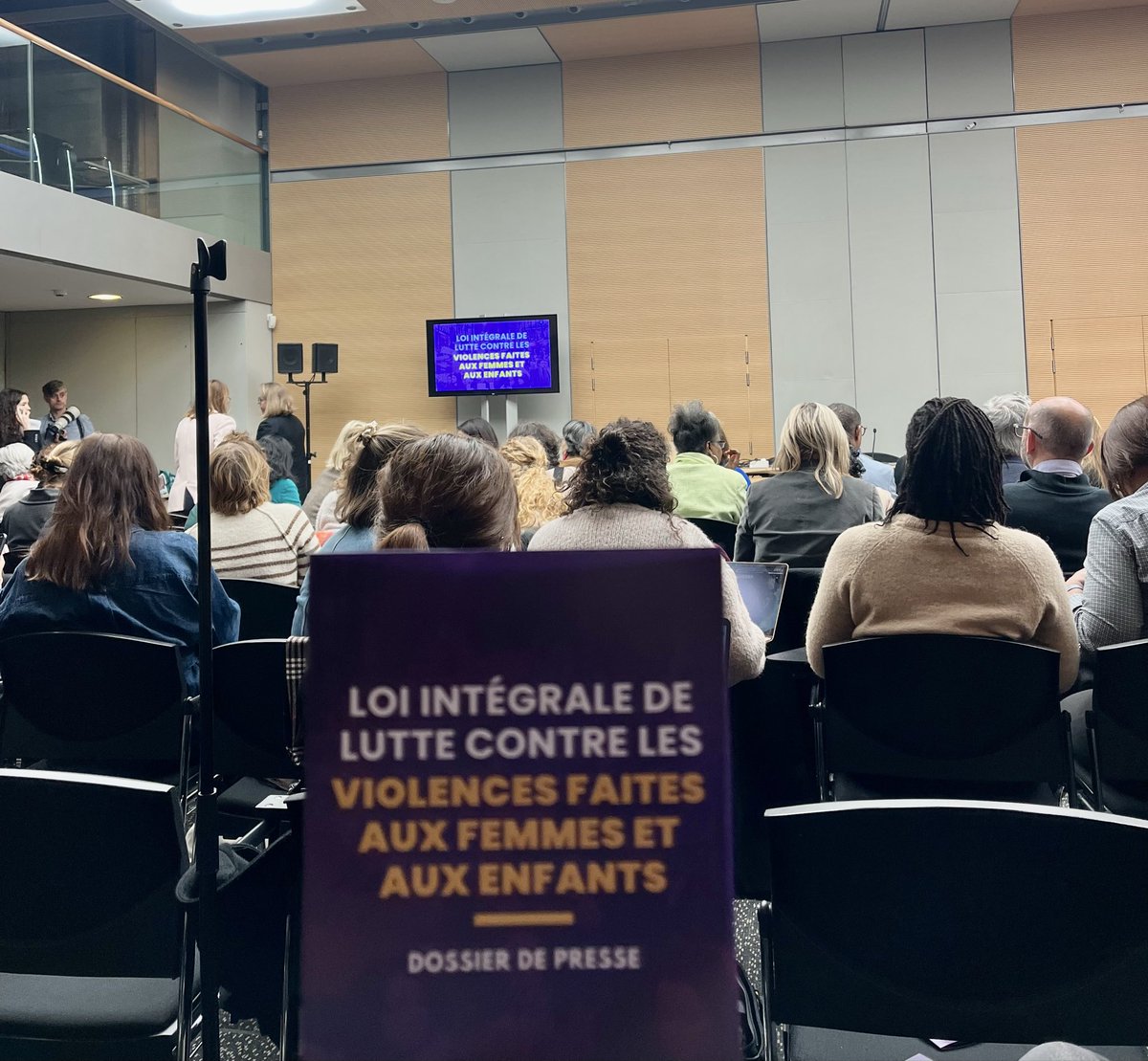 78 articles. 109 cosignataires.
C’est inédit.

La PPL intégrale de lutte contre les violences faites aux femmes et aux enfants est le fruit d’un travail transpartisan

Une initiative d’ampleur pr lutter vs ce fléau dans toutes les sphères de la société

Merci aux assos présentes!