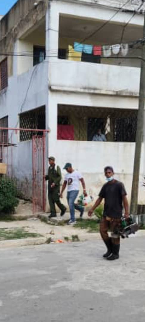 📢 Jornada de domingo en el área de salud del Consejo Popular Luyanó⏩10 de Octubre, donde cuadros del <a href="/MINSAPCuba/">Ministerio de Salud Pública de Cuba</a>, la provincia y el municipio junto a los jóvenes soldados del EJT realizaron tratamiento adulticida intradomiciliario.
¡Al mosquito no lo dejes volar!
#CubaPorLaVida