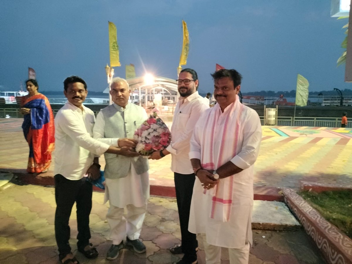 syed_bashabjp's tweet image. Good time with national saha sangatana mantri sri shiva prakash ji and our state president sri p v n madhav ji