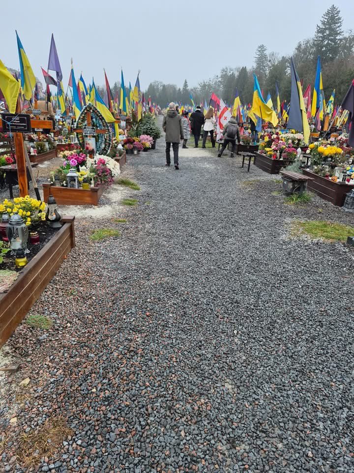 Roderich Kiesewetter

Die ukrainischen Soldaten kämpfen für Freiheit und Selbstbestimmung der Ukraine. Sie wollen, dass ihre Familien, ihre Kinder in einem freien demokratischen Staat leben. Die Ukraine würdigt diesen Einsatz ganz besonders. Jeden Tag um 09:00 Uhr hält die