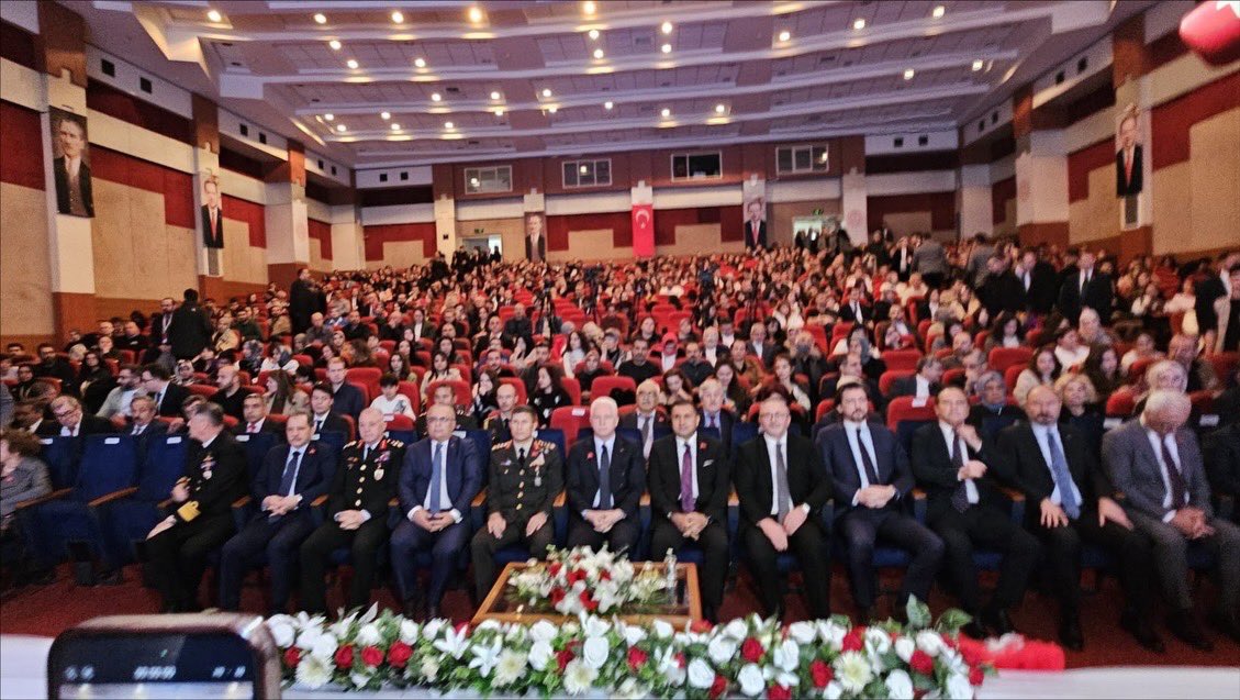 24 Kasım Öğretmenler Günü münasebetiyle, İl Milli Eğitim Müdürlüğümüz tarafından ilçemizde düzenlenen “24 Kasım Öğretmenler Günü Kutlama Programı”, Valimiz Davut Gül ve Kaymakamımız Dr. Mehmet Boztepe’nin katılımlarıyla gerçekleştirildi.