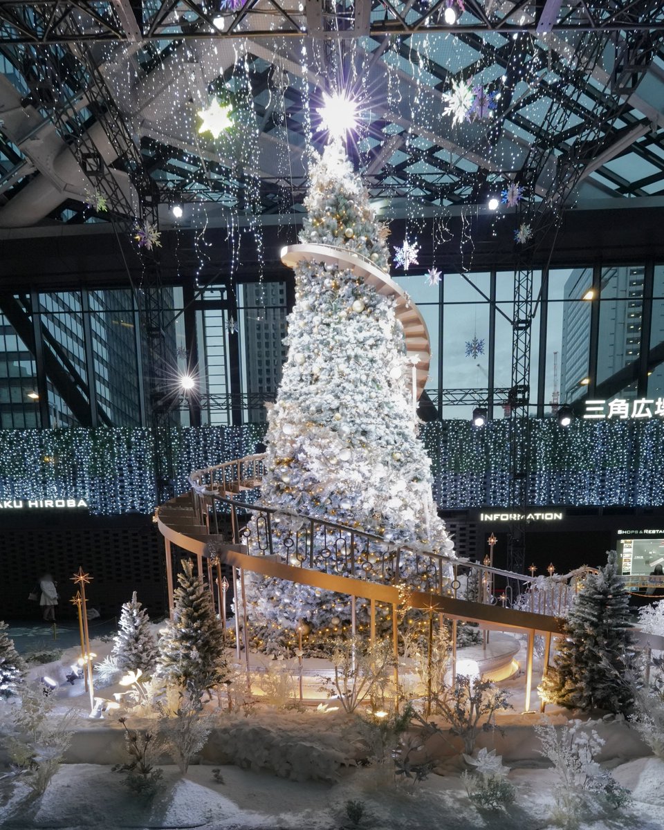 Hello3755221's tweet image. 新宿住友ビル 三角広場 クリスマスツリー
今年のテーマは『Snow flow』
すごく綺麗なクリスマスツリーが飾られていました
#新宿 #新宿住友ビル #Snowflow #クリスマスツリー