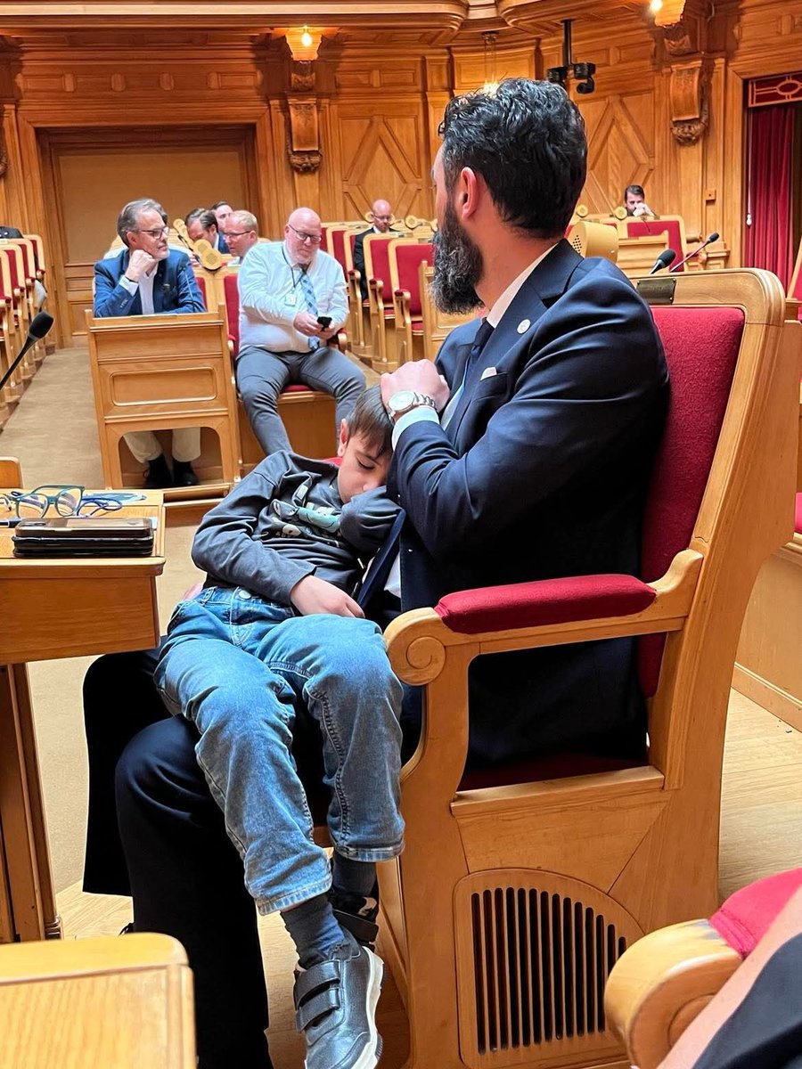 RashidFarivar's tweet image. Sverige är möjligheternas land. Det är ett fantastiskt land för den som vill utvecklas, lyckas och är beredd att anstränga sig. Så länge jag kan minnas har detta varit min utgångspunkt – och därför känns det naturligt att inleda det här inlägget just så. Jag hade aldrig kunnat…