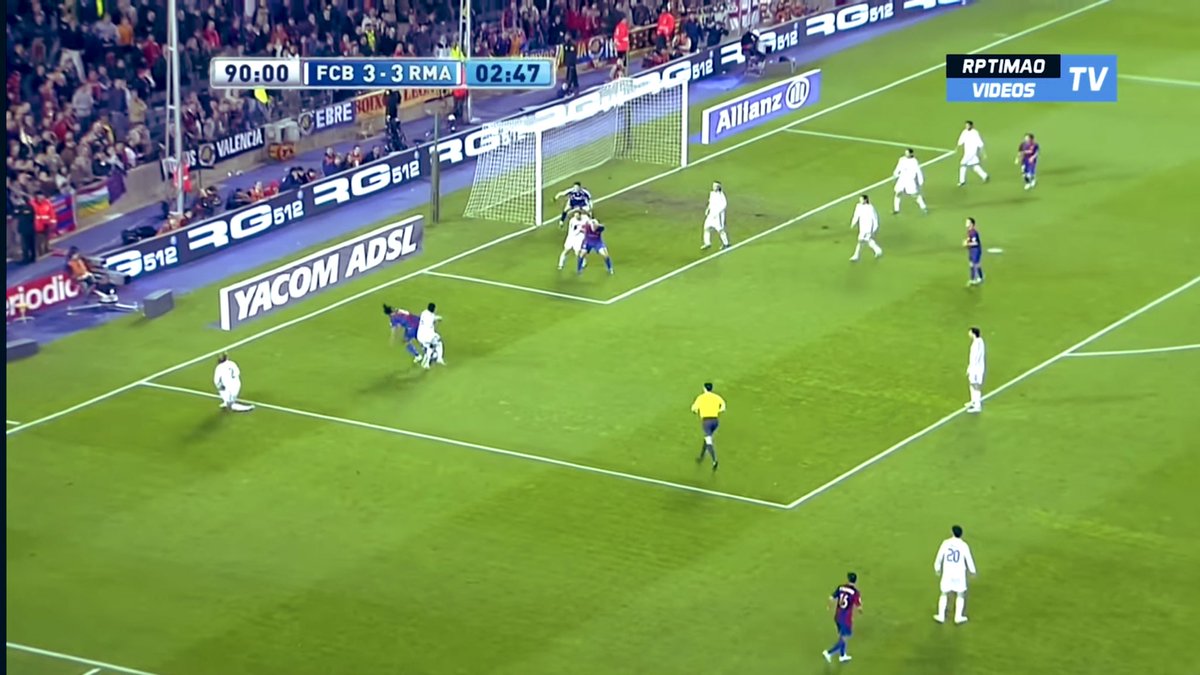 karampep10's tweet image. 🔵🔴الصورة الأولى في كلاسيكو الدوري ٢٠٠٦/٢٠٠٧....المباراة انتهت تعادل ٣/٣ هاتريك ميسي الشهير....

الدوري  دا انتهي تساوي  ف النقاط  وكان الفيصل المواجهات المباشرة بين برشلونة وريال مدريد....ريال مدريد احرز الدوري لانه فاز ف الذهاب ٢/٠....

اللقطة دي ضربة جزاء واضحة و فضيحة ع محمد…