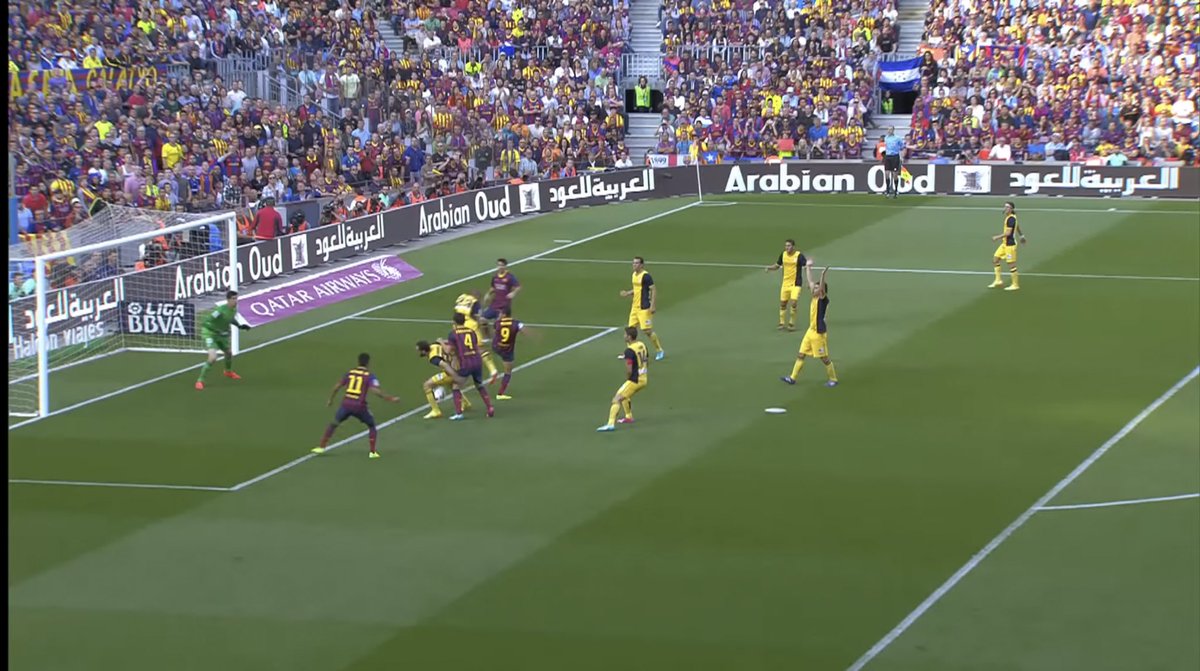 karampep10's tweet image. 🔵🔴الصورة الأولى في كلاسيكو الدوري ٢٠٠٦/٢٠٠٧....المباراة انتهت تعادل ٣/٣ هاتريك ميسي الشهير....

الدوري  دا انتهي تساوي  ف النقاط  وكان الفيصل المواجهات المباشرة بين برشلونة وريال مدريد....ريال مدريد احرز الدوري لانه فاز ف الذهاب ٢/٠....

اللقطة دي ضربة جزاء واضحة و فضيحة ع محمد…