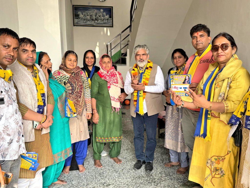 NeetuChauhan128's tweet image. आज @keishavchauhan जी ने राजीव एनक्लेव, गुलिया विहार, एकता विहार और बाबा हरिदास एनक्लेव में पदयात्रा एवं जनसंवाद किया 🙏

लोगों का उत्साह, समर्थन और सुझाव बेहद प्रेरणादायक रहे।
जनता का यही भरोसा परिवर्तन की सबसे बड़ी ताकत है 💙🧹