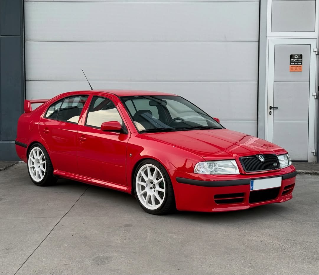 あ～、いつぞや仕事中に見たシュコダはこれだよ。色はシルバーだった