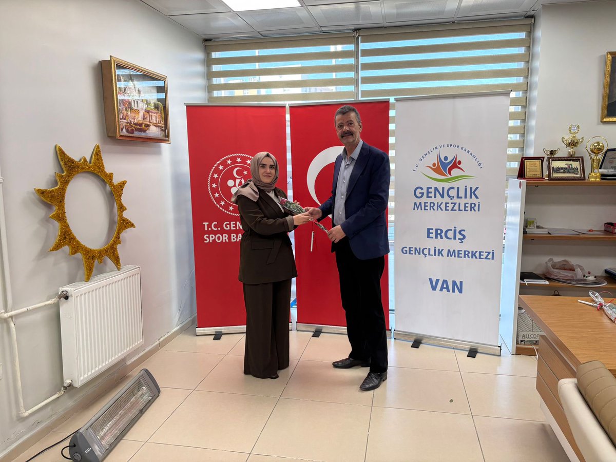 Emeği, sabrı ve özverisiyle geleceğimizi şekillendiren tüm öğretmenlerimize minnettarız.
Gençlik Merkezi olarak bu anlamlı günü birlikte kutladık.
Öğretmenler gününüz kutlu olsun.❤️