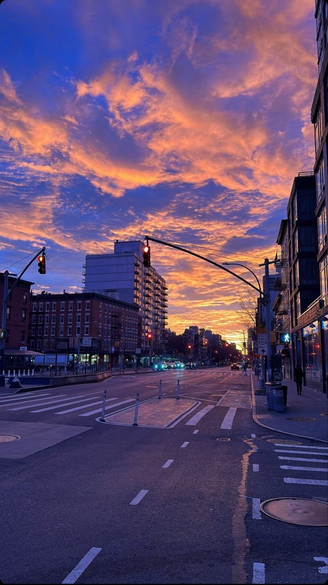 Introvert_Sci's tweet image. When the city pauses and the sky decides to show off.🌇✨

Good evening