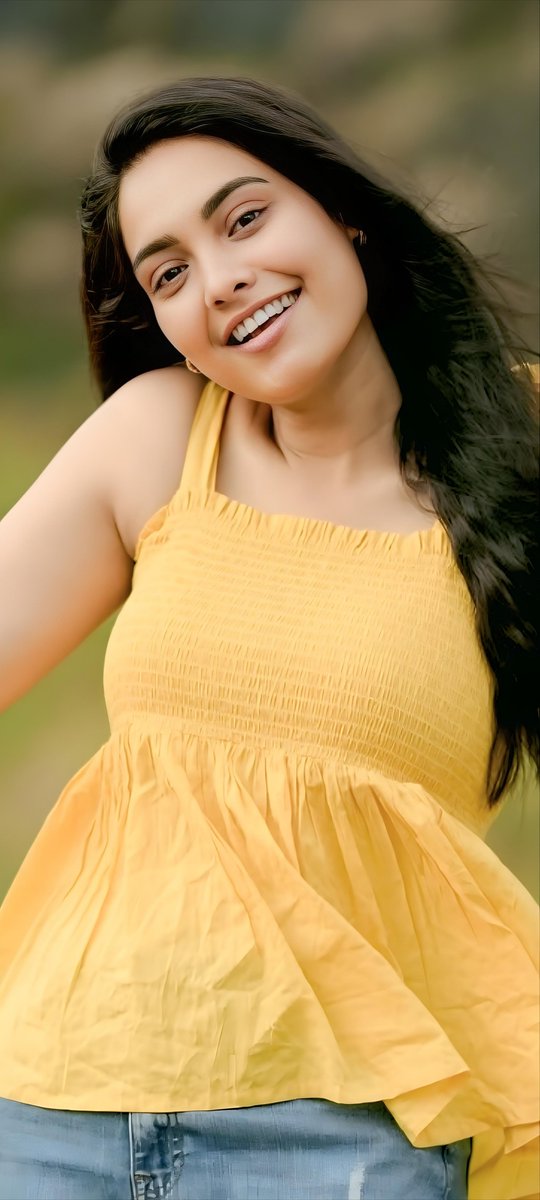 WallpaperIndian's tweet image. Sunshine vibes in yellow 👑 Pavithra Janani 💛

#Pavithra #PavithraJanani
