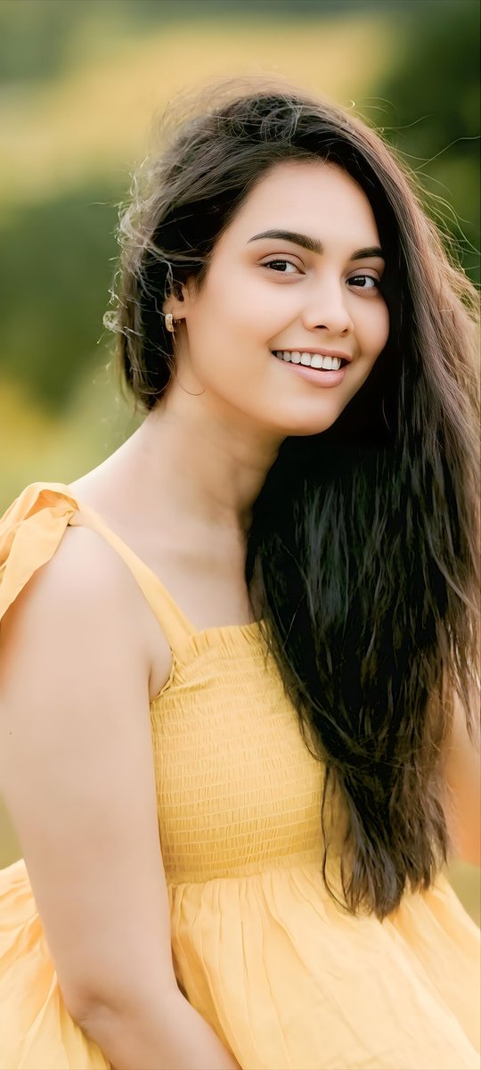 WallpaperIndian's tweet image. Sunshine vibes in yellow 👑 Pavithra Janani 💛

#Pavithra #PavithraJanani