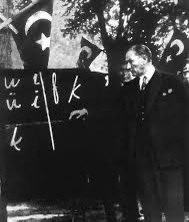 Başöğretmenimizin izinde tüm öğretmenlerimizin Öğretmenler Günü’nü kutlarım.