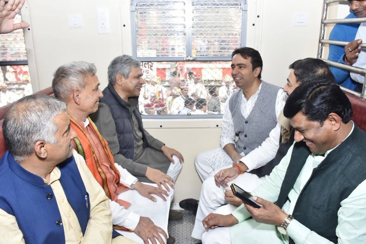 आज बड़ौत में दिल्ली-सहारनपुर वाया बागपत-शामली दो नई ट्रेनों का हरी झंडी दिखाकर शुभारंभ करने पहुंचे मा॰केंद्रीय मंत्री जयंत चौधरी जी व केंद्रीय रेलमंत्री श्री अश्वनी वैष्णव जी ।
#RLD #RLDwithFarmers