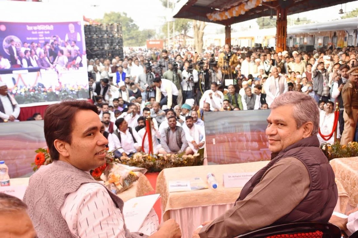 wajidRld's tweet photo. आज बड़ौत में दिल्ली-सहारनपुर वाया बागपत-शामली दो नई ट्रेनों का हरी झंडी दिखाकर शुभारंभ करने पहुंचे मा॰केंद्रीय मंत्री जयंत चौधरी जी व केंद्रीय रेलमंत्री श्री अश्वनी वैष्णव जी ।
#RLD #RLDwithFarmers https://t.co/PwXDKIb1Us